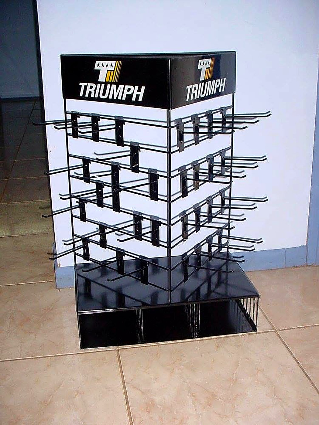 Exhibidor de pared tipo pegboard