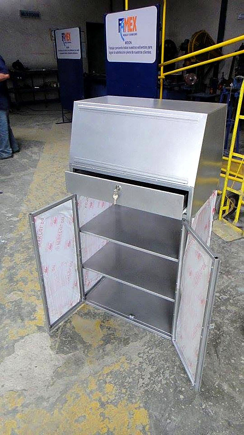 Gabinete metálico con puertas
