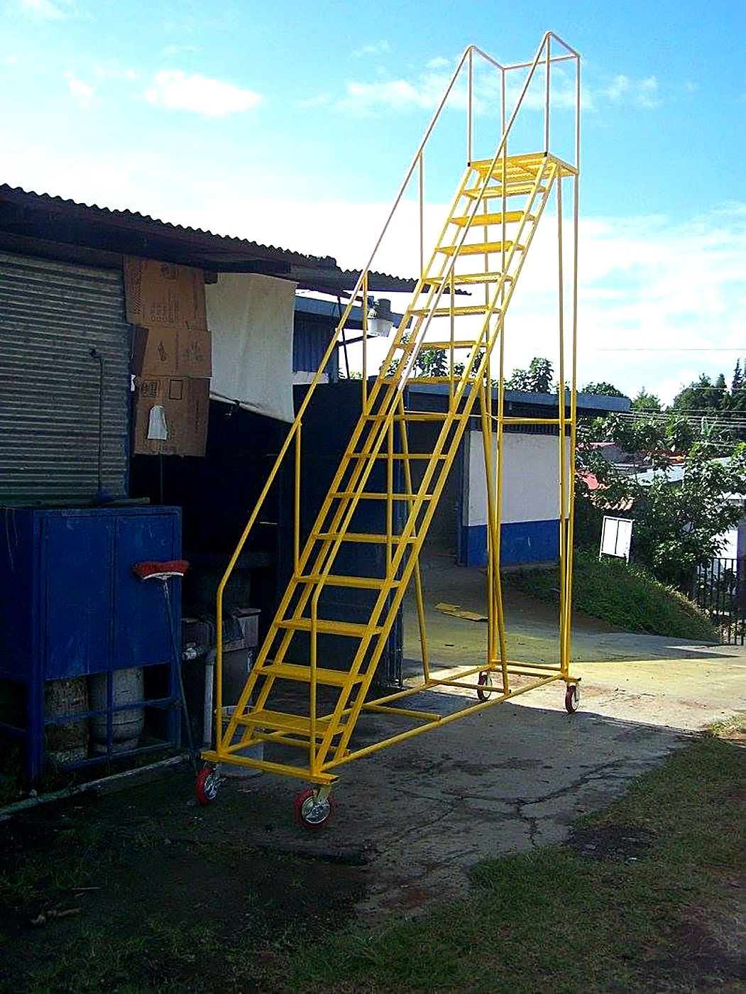 Escalera industrial con ruedas